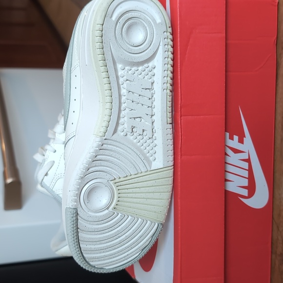 Nike Gamma Force Sneaker size 6 - Picture 4 of 4